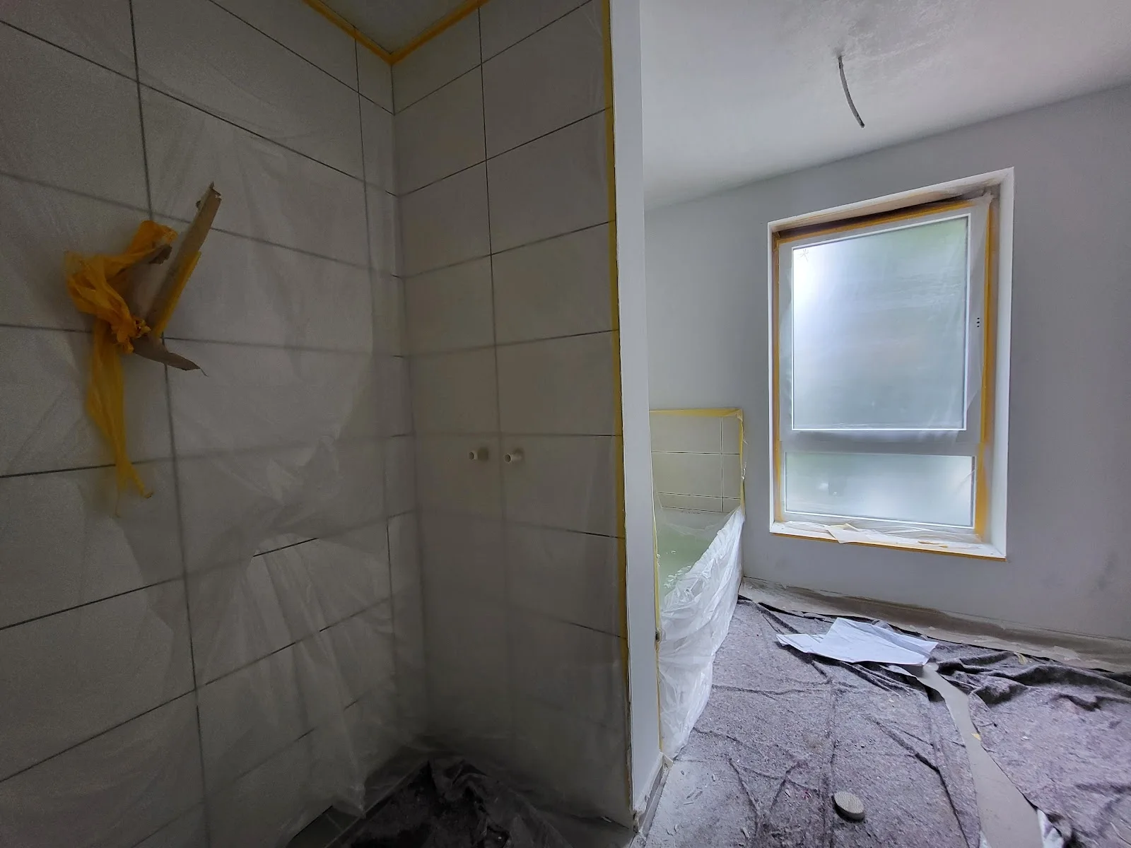 Badezimmer mit Badewanne und Dusche